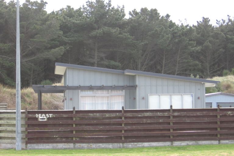 Photo of property in 1 Cousins Avenue East, Foxton Beach, Foxton, 4815