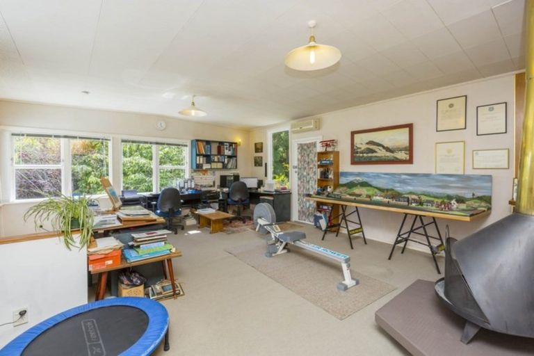 Photo of property in 135 Pinehaven Road, Pinehaven, Upper Hutt, 5019