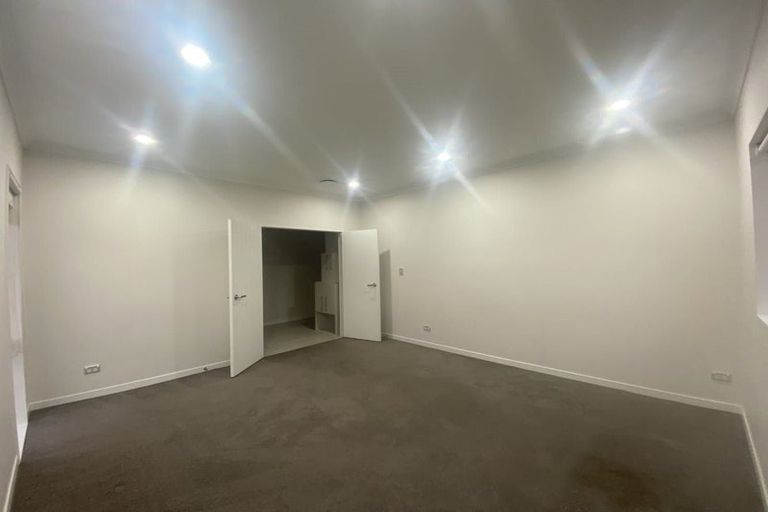 Photo of property in 5 Kilmacrennan Drive, Rosehill, Papakura, 2113