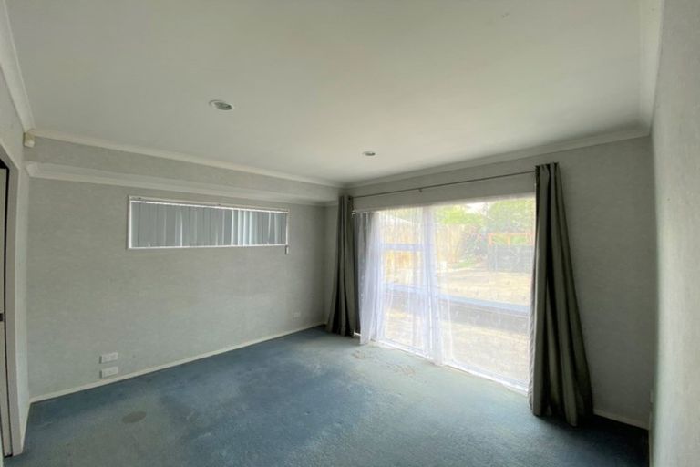 Photo of property in 8 Van Dyke Place, West Harbour, Auckland, 0618