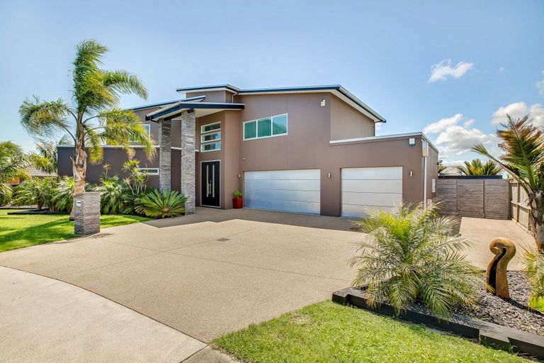 Photo of property in 28 Stranraer Crescent, Wattle Downs, Auckland, 2103