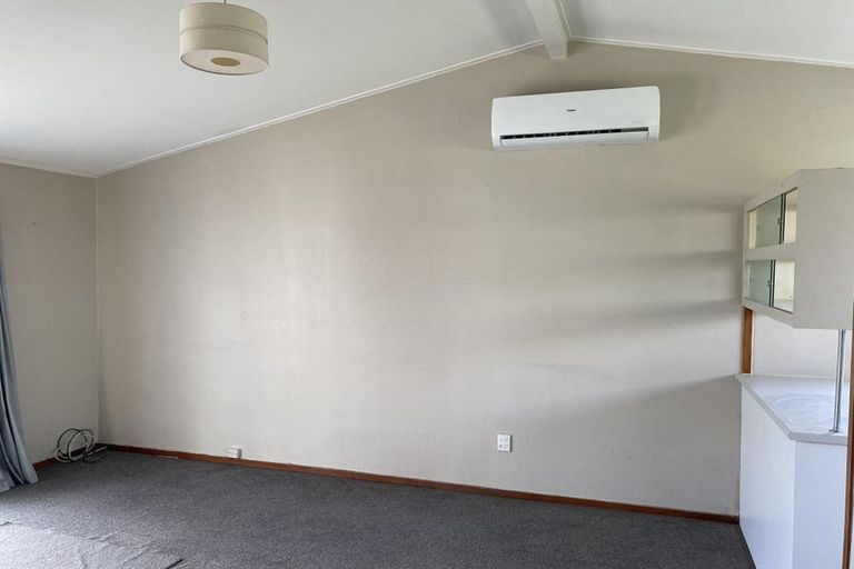 Photo of property in 2 Vera Road, Te Atatu South, Auckland, 0610