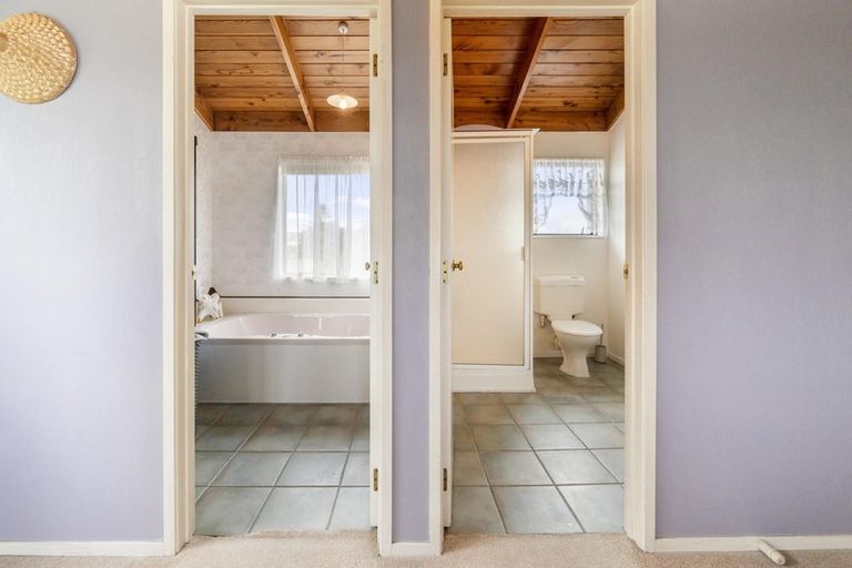 Photo of property in 1/3 Lantana Road, Green Bay, Auckland, 0604