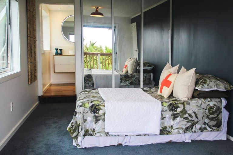 Photo of property in 15 Piha Road, Piha, New Lynn, 0772