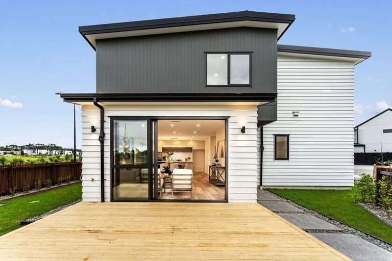 Photo of property in 13 Resnik Crescent, Kumeu, 0810