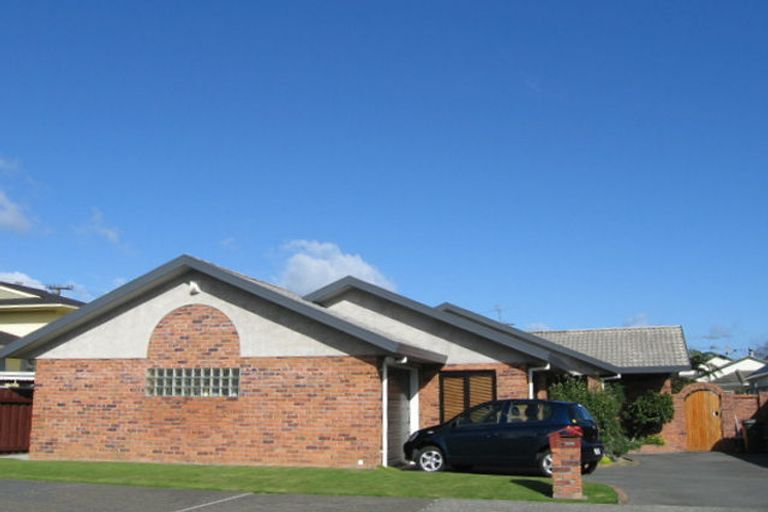 Photo of property in 2 De Menech Grove, Avalon, Lower Hutt, 5011