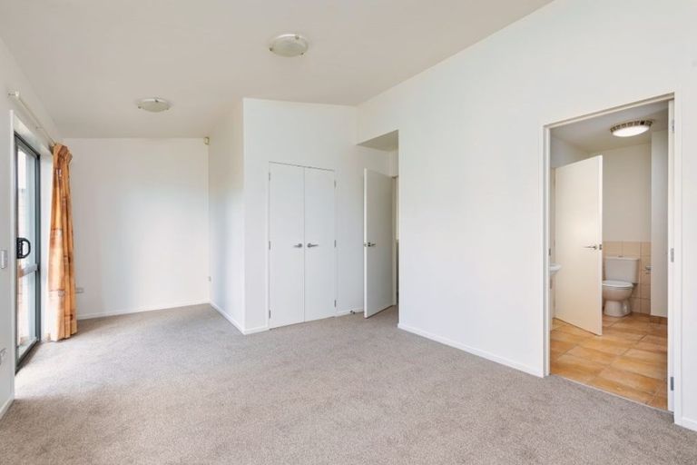 Photo of property in 76 Gunner Drive, Te Atatu Peninsula, Auckland, 0610