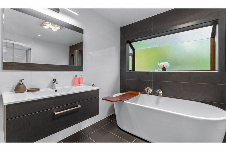 Photo of property in 61 Pemberton Avenue, Bayview, Auckland, 0629