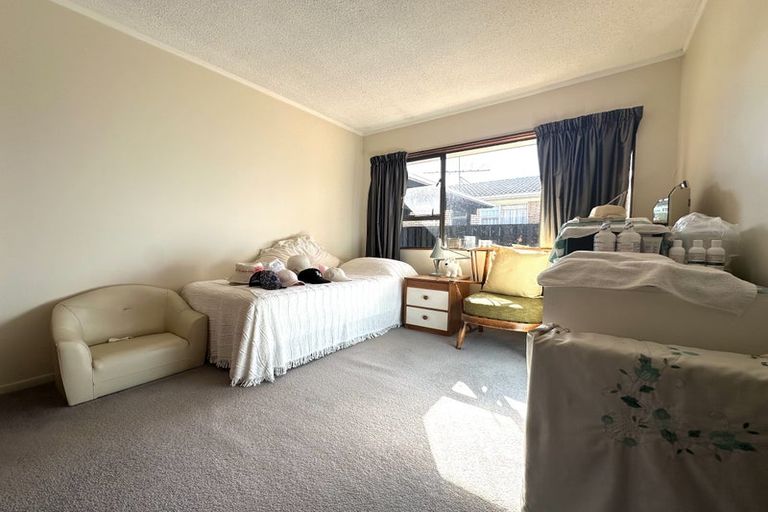 Photo of property in 32 Borrowdace Avenue, Botany Downs, Auckland, 2010