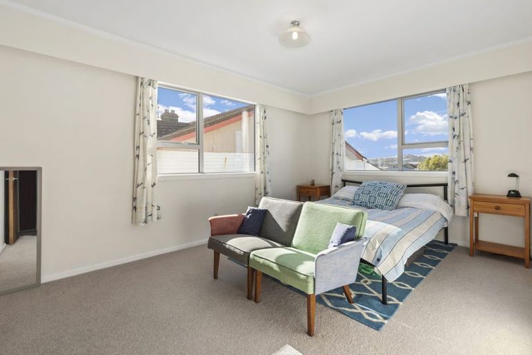 Photo of property in 2/115 Queens Drive, Lyall Bay, Wellington, 6022