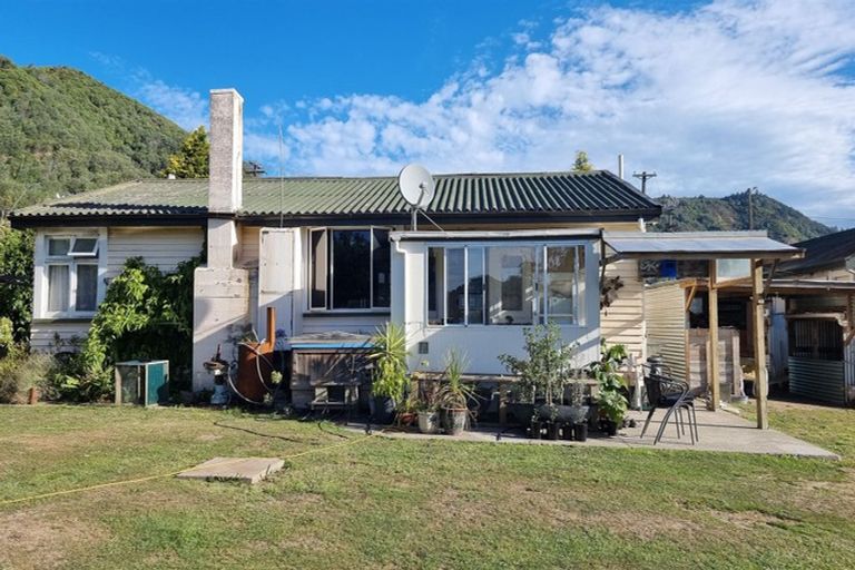 Photo of property in 53 Broadway, Picton, 7220