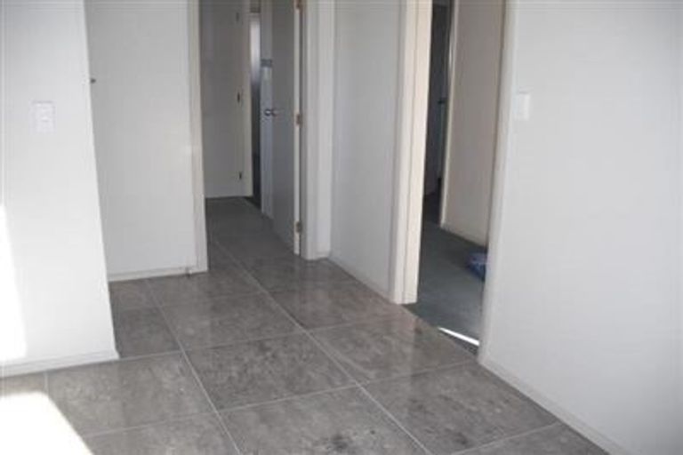 Photo of property in 24 Sutton Crescent, Papakura, 2110