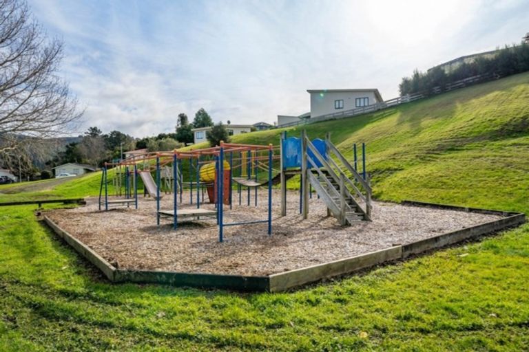 Photo of property in 51 Blueberry Grove, Timberlea, Upper Hutt, 5018