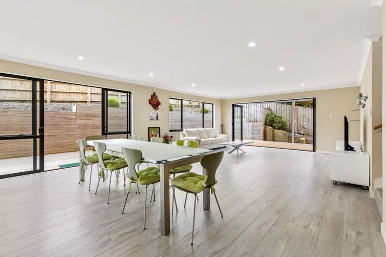 Photo of property in 12 Hilton Close, Fairview Heights, Auckland, 0632