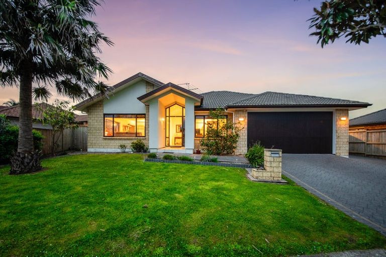 Photo of property in 11 Walter Haddrell Crescent, Flat Bush, Auckland, 2016