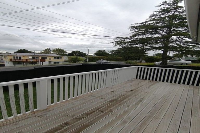 Photo of property in 1/111 Lincoln Park Avenue, Massey, Auckland, 0614