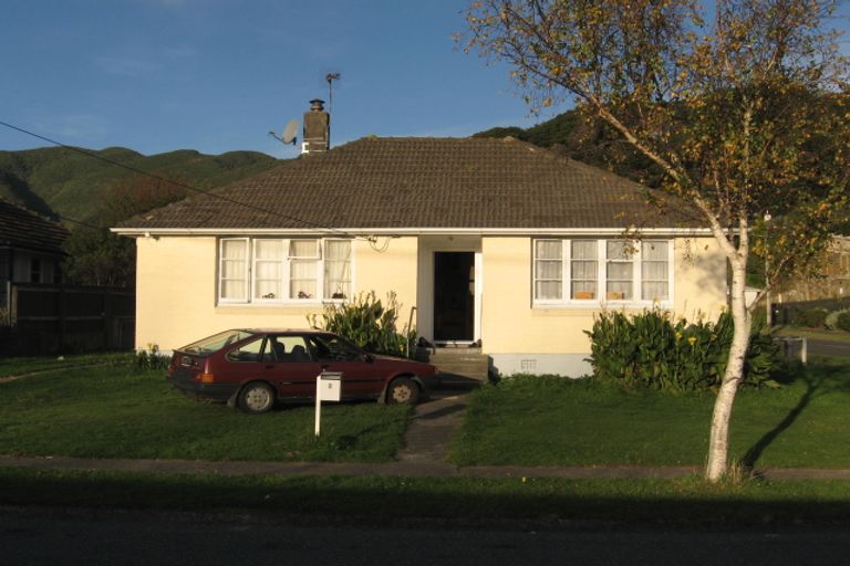 Photo of property in 2 Prouse Crescent, Naenae, Lower Hutt, 5011