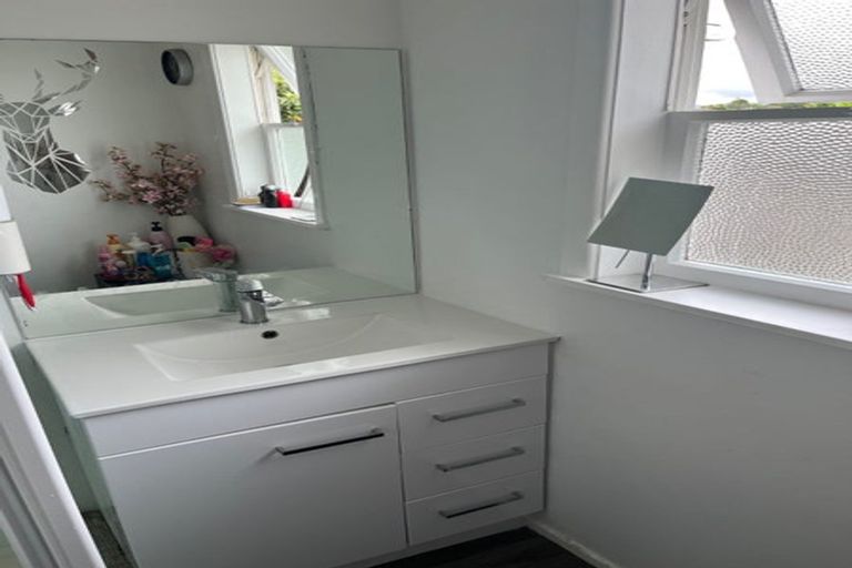 Photo of property in 8 Harry Ward Place, Henderson, Auckland, 0610