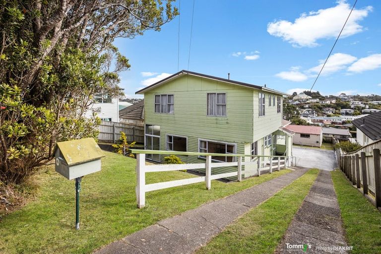 Photo of property in 15 Warrington Grove, Newlands, Wellington, 6037