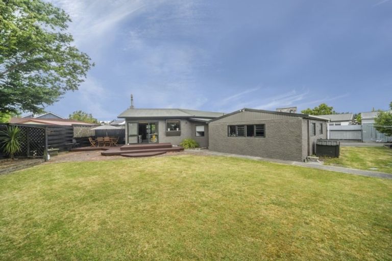 Photo of property in 2 Pukatea Place, Milson, Palmerston North, 4414