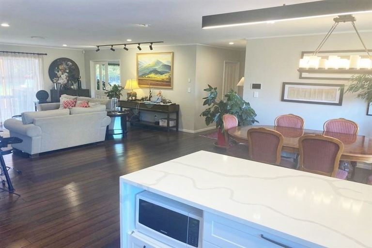 Photo of property in 2 Cesari Place, West Harbour, Auckland, 0618