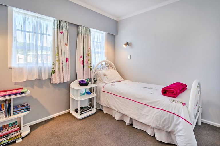 Photo of property in 1 Ecclesfield Grove, Silverstream, Upper Hutt, 5019