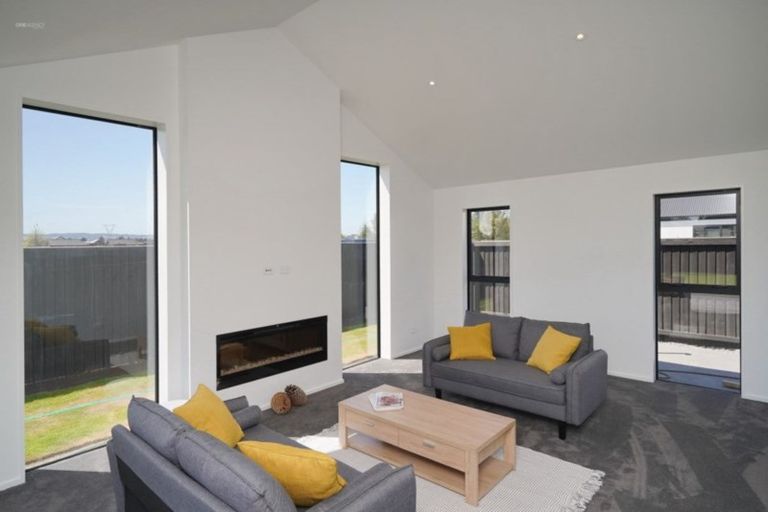 Photo of property in 16 Chatsworth Avenue, Rangiora, 7400