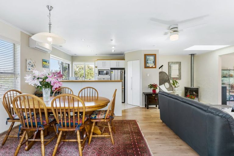 Photo of property in 3a Leiden Place, Totara Vale, Auckland, 0629