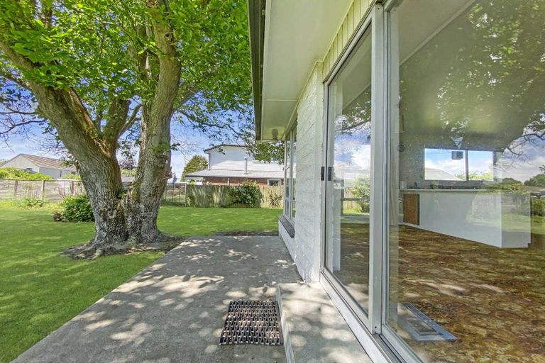 Photo of property in 42 Avonhead Road, Avonhead, Christchurch, 8042