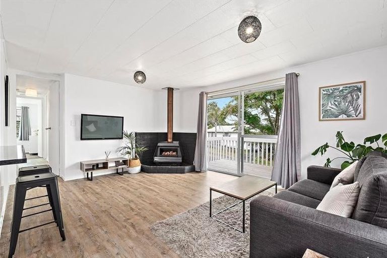 Photo of property in 3 Sumich Place, West Harbour, Auckland, 0618