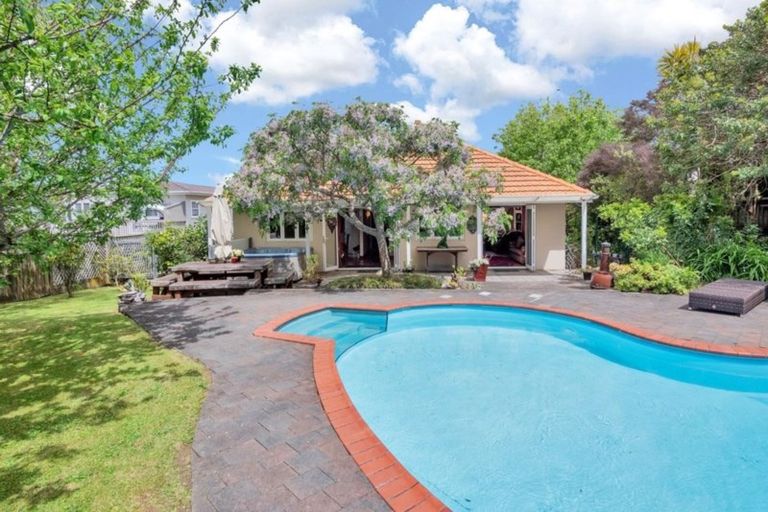 Photo of property in 32 Hyde Road, Rothesay Bay, Auckland, 0630