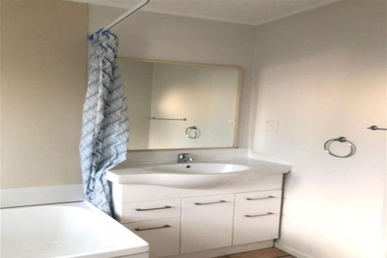 Photo of property in 24 Mirrabooka Avenue, Botany Downs, Auckland, 2010