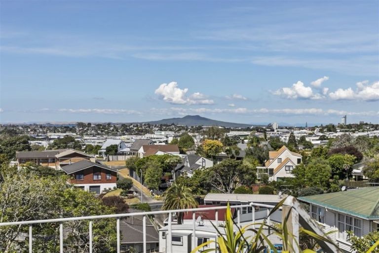 Photo of property in 28 Weldene Avenue, Glenfield, Auckland, 0629