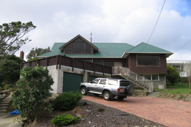 Photo of property in 14 Warrington Grove, Newlands, Wellington, 6037