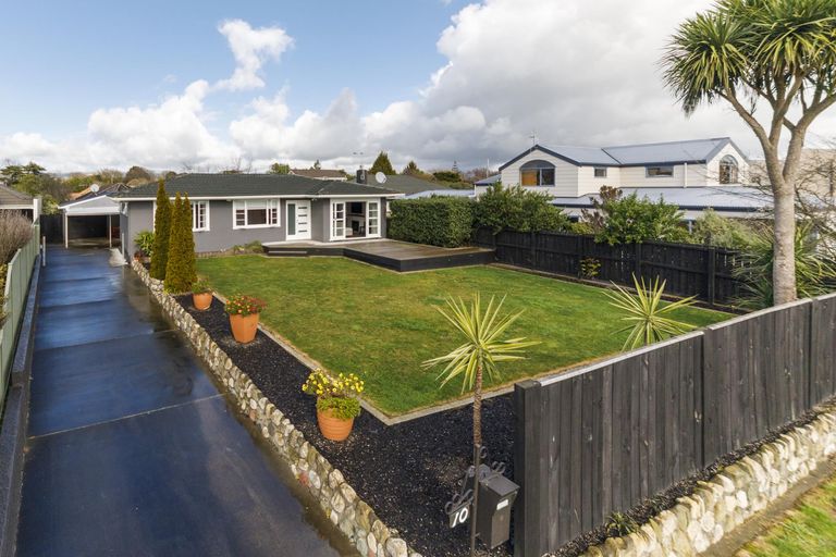 Photo of property in 10 Saint Albans Avenue, Hokowhitu, Palmerston North, 4410