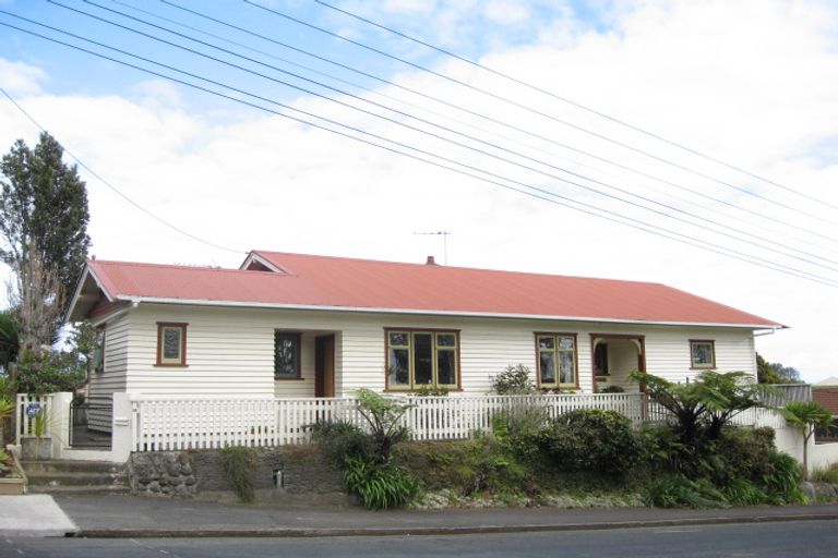 Photo of property in 16 Victoria Road, New Plymouth, 4310