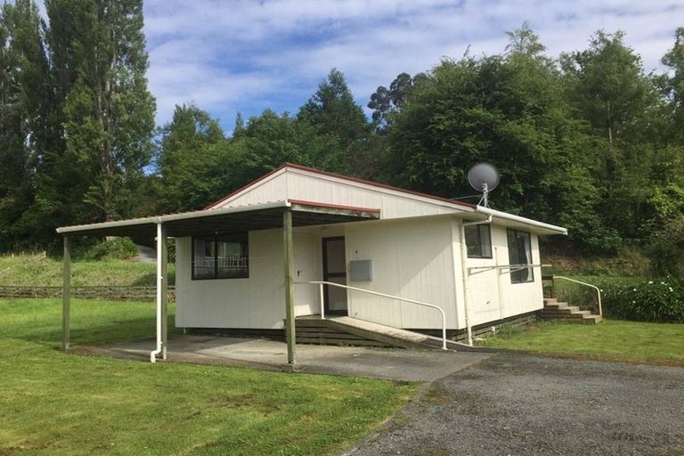 Photo of property in 21 Ongo Road, Hunterville, 4730