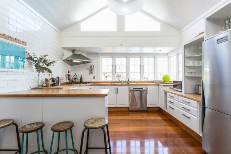 Photo of property in 14 Selwyn Road, Hospital Hill, Napier, 4110