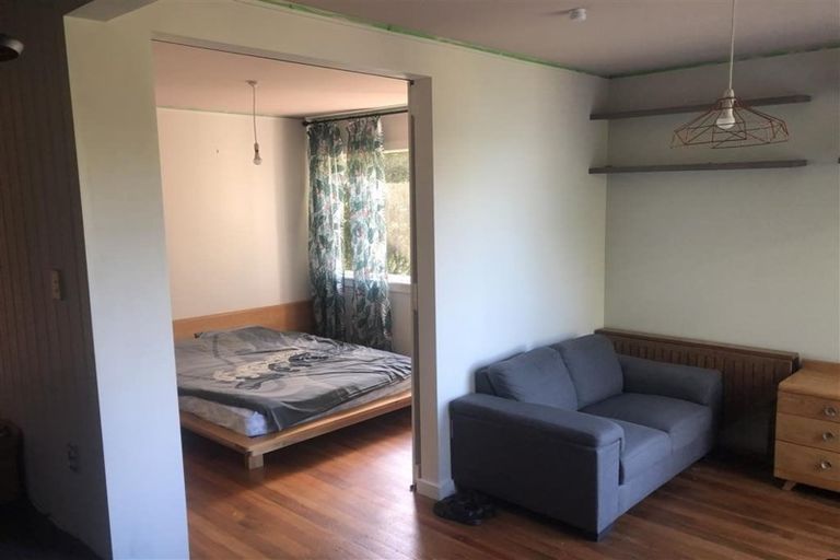 Photo of property in 5 Richmond Road, Mahina Bay, Lower Hutt, 5013