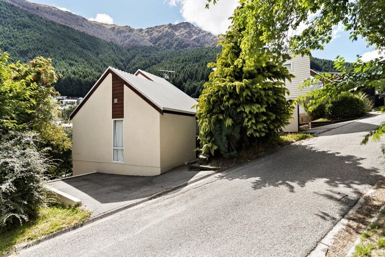 Photo of property in 8 Mackinnon Terrace, Sunshine Bay, Queenstown, 9300