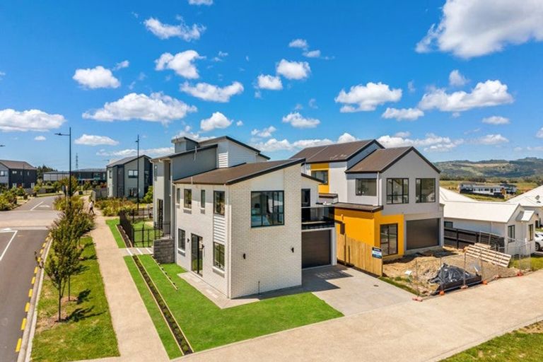 Photo of property in 14 Parkmore Drive, Rosehill, Papakura, 2113