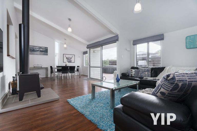 Photo of property in 8 Gow Street, Newlands, Wellington, 6037