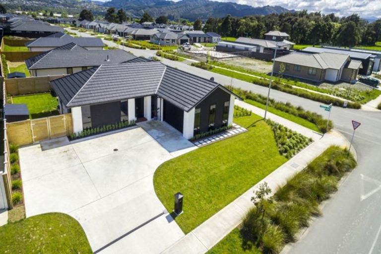 Photo of property in 17 Hopkirk Avenue, Wallaceville, Upper Hutt, 5018