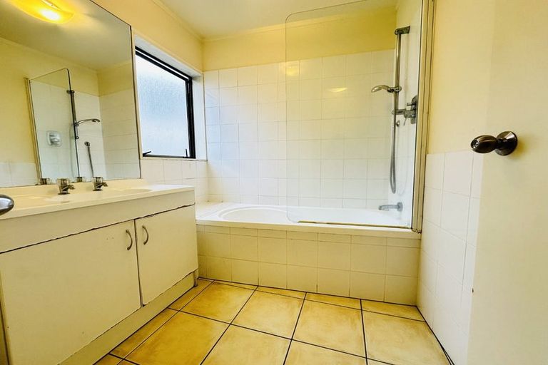 Photo of property in The Haven, 26/120 Beach Haven Road, Beach Haven, Auckland, 0626