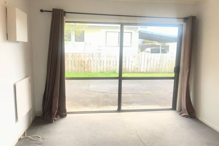 Photo of property in 2/31 Sunnyhaven Avenue, Beach Haven, Auckland, 0626