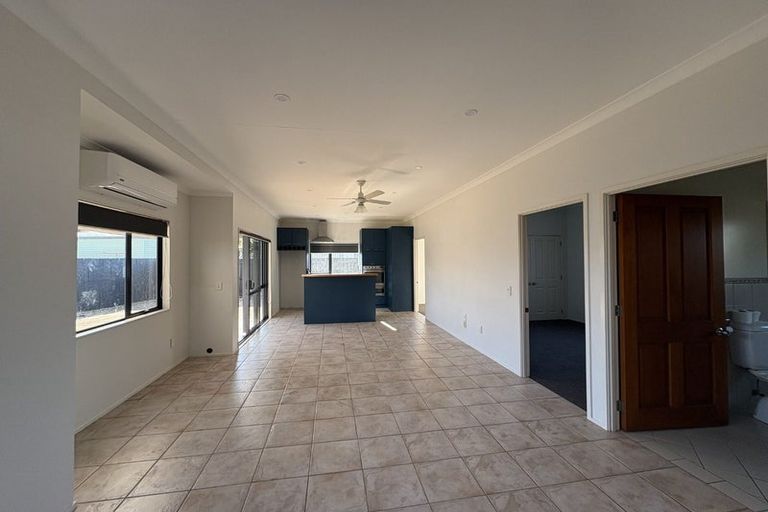 Photo of property in 76 Edgewater Drive, Pakuranga, Auckland, 2010