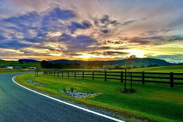 Photo of property in 10 Taumata Rise, Acacia Bay, 3385