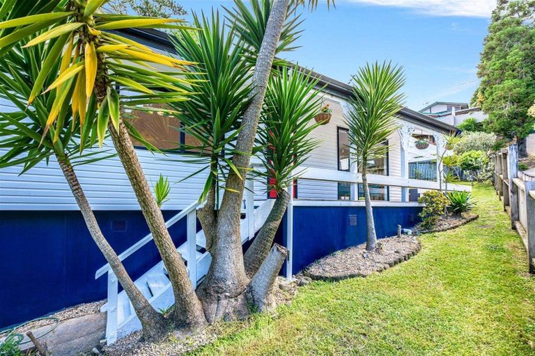 Photo of property in 1/8 Heatherleigh Rise, Northcross, Auckland, 0632