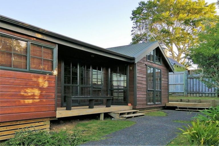 Photo of property in 2/16 Corunna Road, Milford, Auckland, 0620