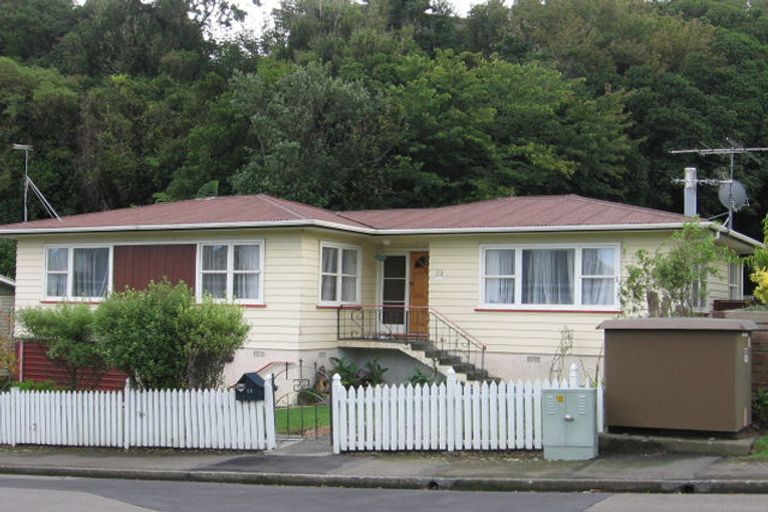 Photo of property in 22 Batchelor Street, Newlands, Wellington, 6037